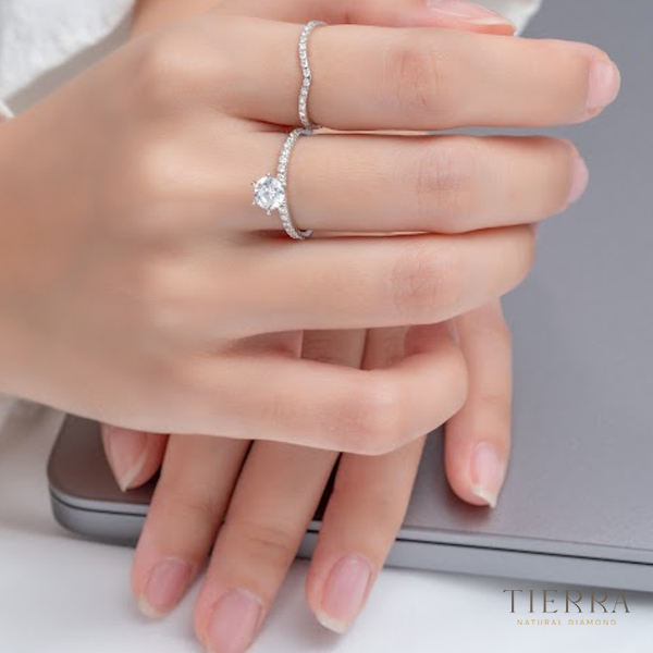 Nhẫn Eternity dễ dàng phối hợp với các kiểu nhẫn khác để tạo nên một bộ nhẫn của riêng bạn